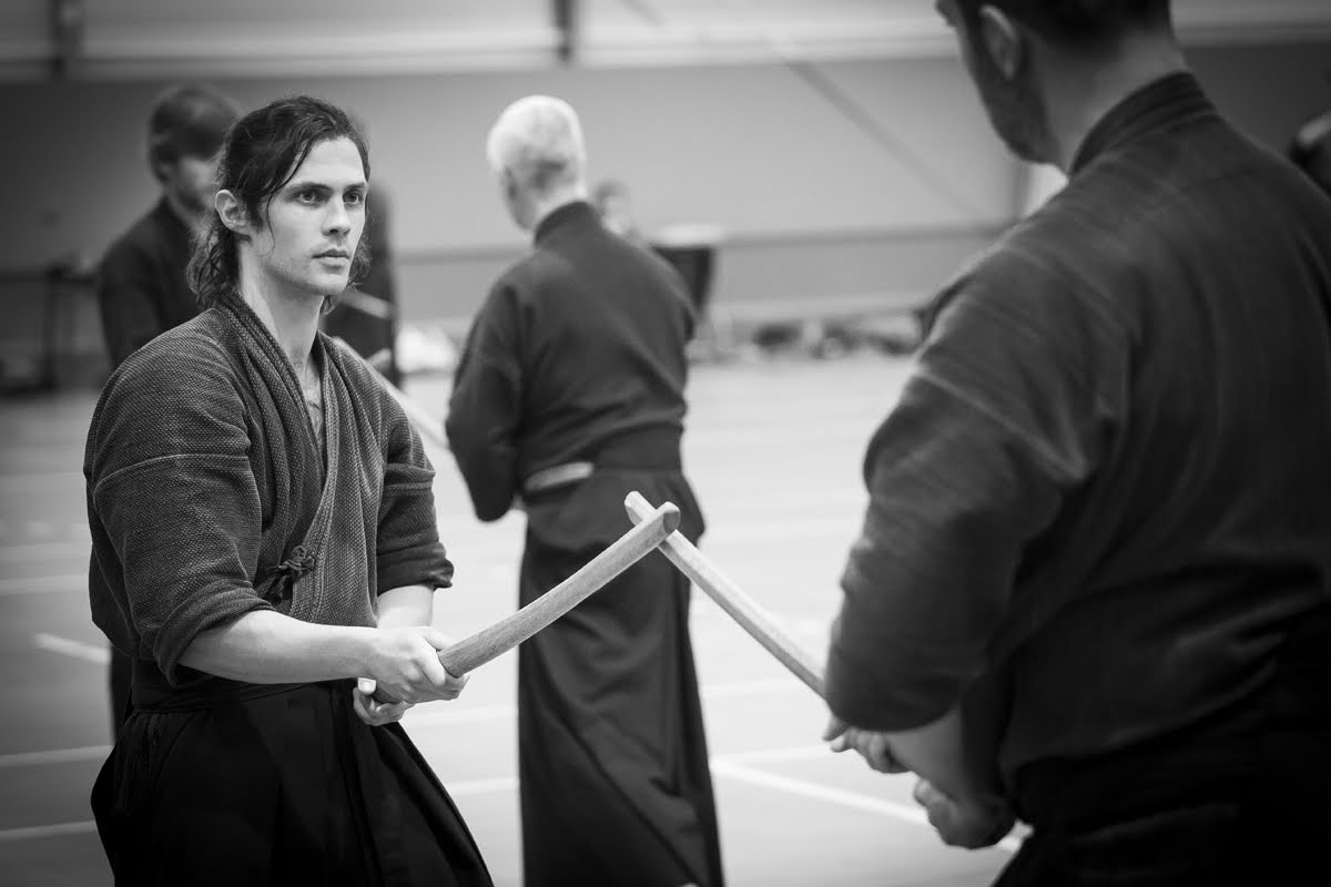 Barış Sensei Fransa seminerinde bokken ile kamae pozisyonunda