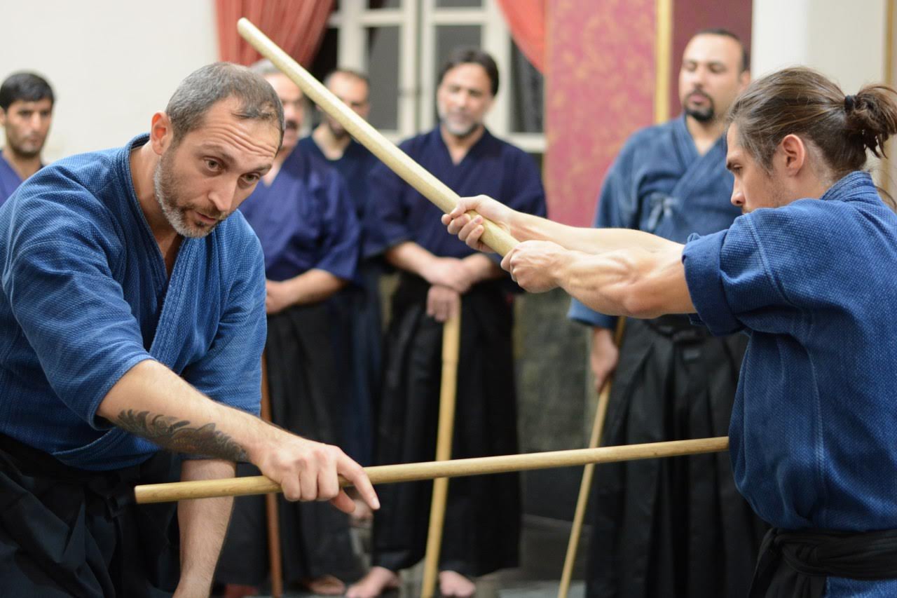 Gökhan Sensei ve Barış Sensei dojo içinde bokken ile eşli çalışma yapıyor